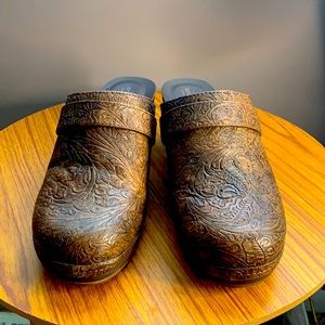 Crocs Sarah Tooled Clog Brown